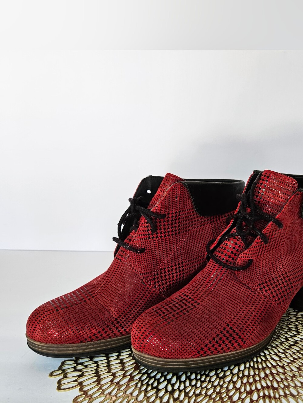 Wolky Red Textured Lace Up Ankle Boots Size 40 US 9 Heavy Mesh Houndstooth Heel - Picture 11 of 15